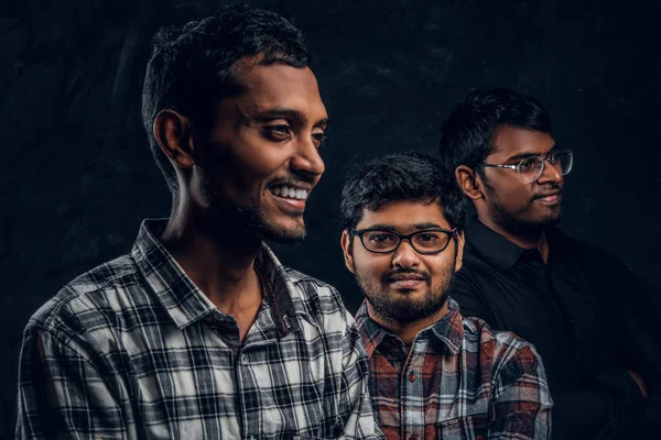 Drie zwarte huid vriend glimlachend en poseren op camera — Stockfoto