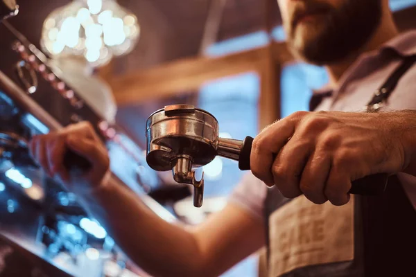 Foto ad angolo basso di un barista con un portafiltro, che lavora nella caffetteria — Foto Stock