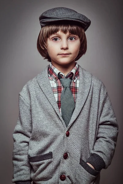 Portret van een schattig Kaukasische schooljongen dragen van elegante kleding houdt handen in de zakken — Stockfoto