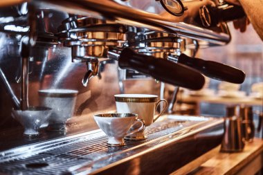 Bir fincan kahve kahve dükkanı restoranda yapma bir kahve makinesi
