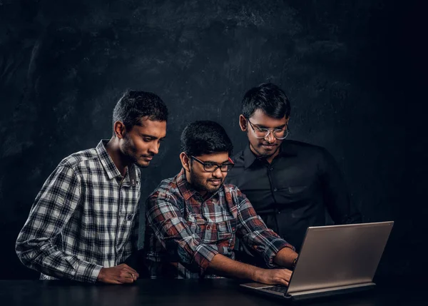 Üç esmer adam a laptop içinde sohbet — Stok fotoğraf