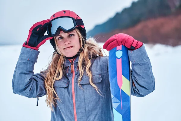 Mujer noruega con traje de esquí, lleva gafas de mano —  Fotos de Stock