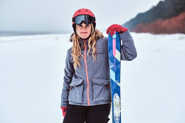 노르웨이 여자 스키복을 입고 스키와 포즈 — 스톡 사진