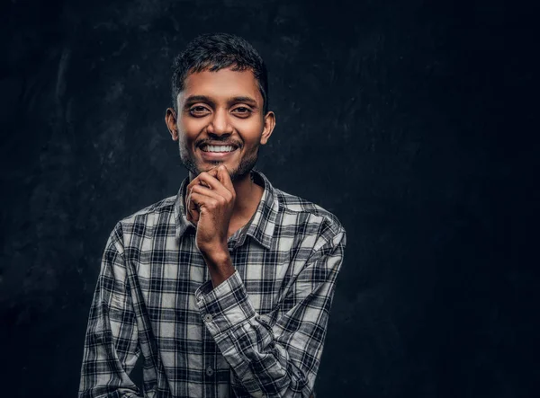 Schöner hinduistischer Komiker lacht und posiert — Stockfoto