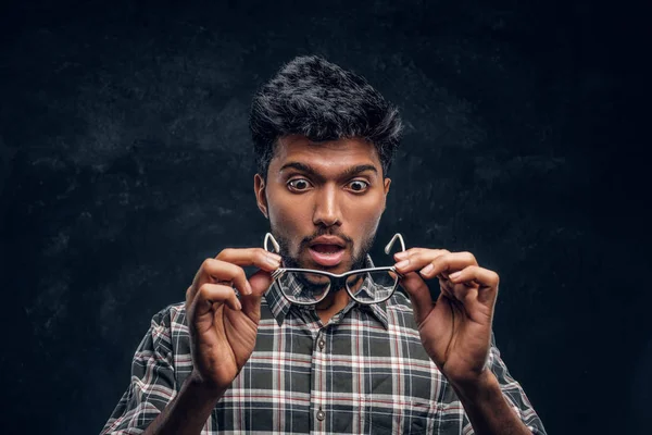 Verbaasd Indiase kerel verlaagt zijn bril en realiseert zich dat nu hij zonder bril zien kan. — Stockfoto