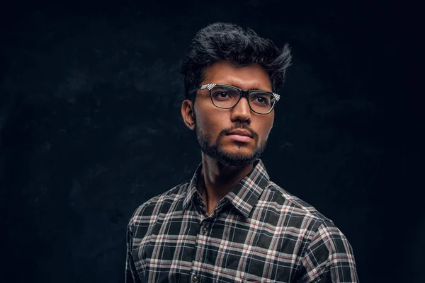 穿着眼镜和格子衬衫的聪明印度学生. — 图库照片