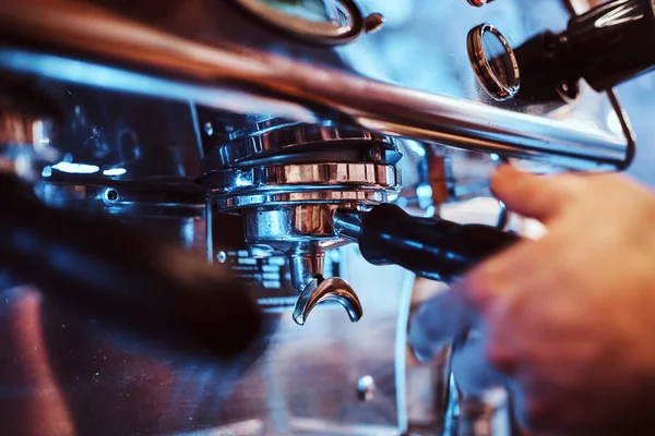 Nahaufnahme eines Portafilters in einer Kaffeemaschine im Restaurant eines Cafés — Stockfoto