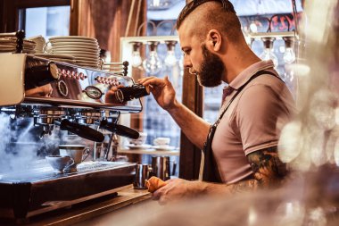 Barista üniformalı bir müşteri kafede kahve hazırlama