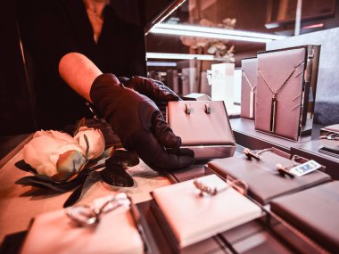 Yardımcısı özel takı bir lüks dükkan gösterir.