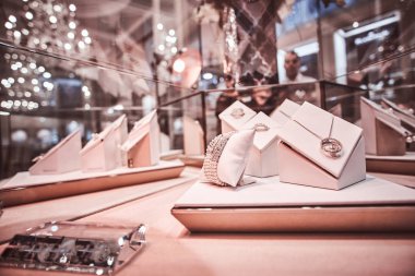 Bir lüks dükkan özel takı ile vitrin