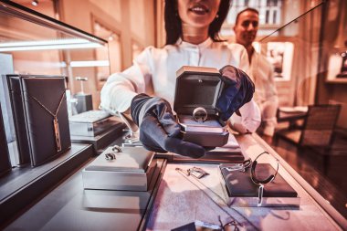 Kadın Yardımcısı özel altın yüzük takı mağaza gösterir.