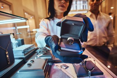 Kadın Yardımcısı özel altın yüzük takı mağaza gösterir.