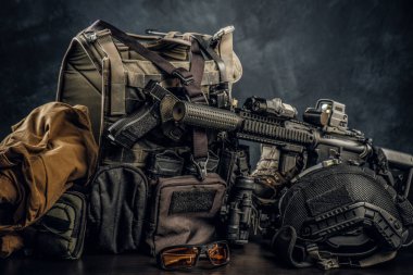 Askeri üniforma ve ekipmanları. Vücut zırh, silah, saldırı tüfeği, kask, gece görüş gözlüğü.