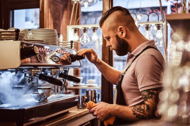 Barista üniformalı bir müşteri kafede kahve hazırlama