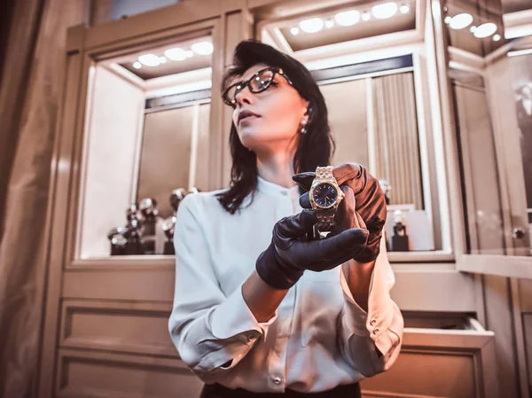 Seller shows an exclusive mens wristwatch from the new collection in the luxury jewelry store — Stock Photo, Image