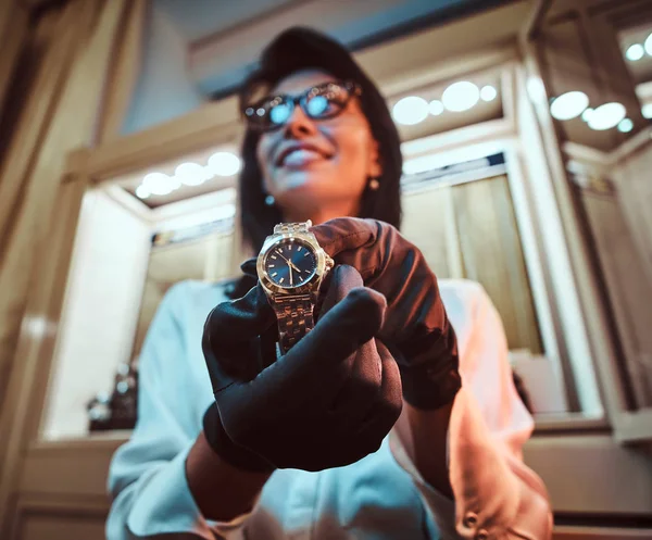 Prodávající ukazuje exkluzivní Pánské náramkové hodinky z nové kolekce v luxusních klenotnictví — Stock fotografie