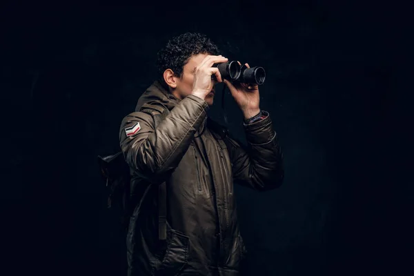 Guapo viajero posando sobre fondo negro — Foto de Stock