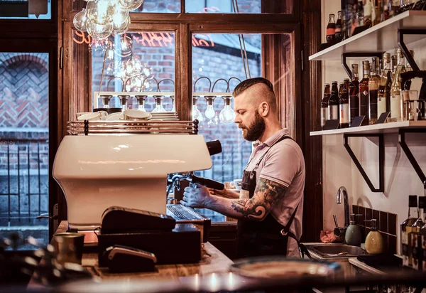 Barista üniformalı bir müşteri kafede kahve yapma — Stok fotoğraf