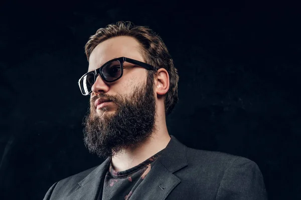 Крупним планом портрет стильного бородатого чоловіка в сонцезахисних окулярах . — стокове фото