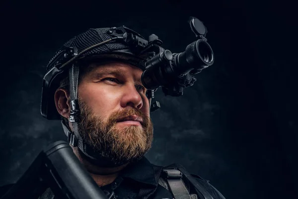 Retrato de close-up de um soldado das forças especiais barbudas observa os arredores em óculos de visão noturna . — Fotografia de Stock