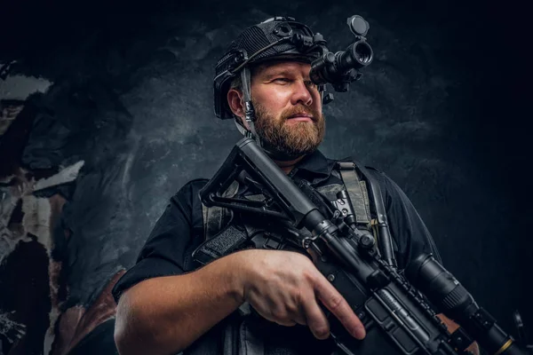 Bärtiger Spezialeinsatzkommando-Soldat oder privater Militärunternehmer mit Sturmgewehr und beobachtet die Umgebung mit Nachtsichtbrille. — Stockfoto