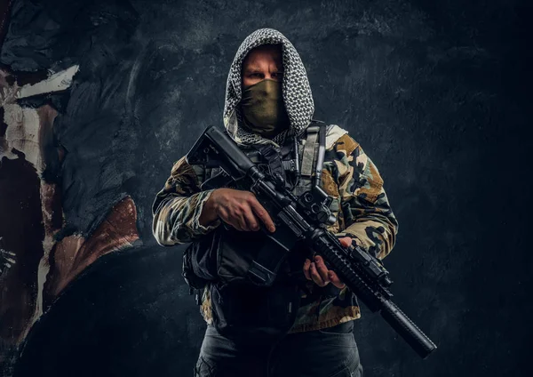 Specialstyrkor soldat i militär uniform bär mask och huva som håller en automatkarbin. — Stockfoto