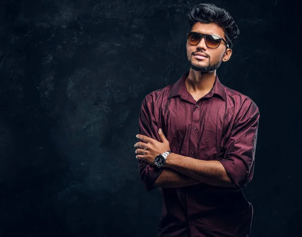 Vogue, mode, stijl. Knappe jonge Indiase kerel het dragen van een stijlvol shirt en zonnebril poseren met gekruiste armen. — Stockfoto