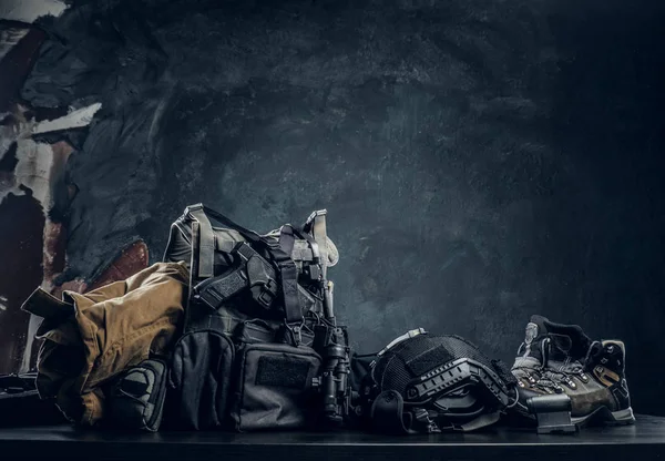 Militær uniform og udstyr. Armor, pistol, hjelm, natkikkert, støvler . - Stock-foto