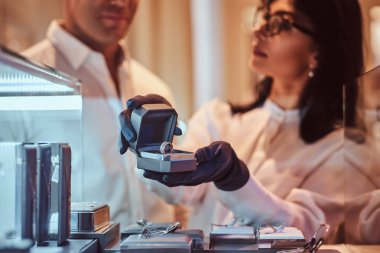 Kadın Yardımcısı özel altın yüzük takı mağaza gösterir.