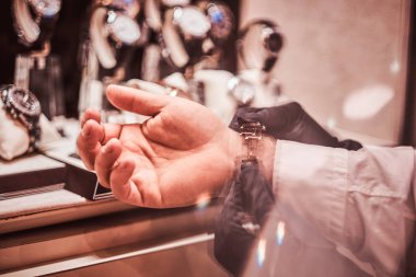 Yakın çekim yakışıklı. Yardımcısı istemciye özel mens nöbetlere denemesini yardımcı olur..