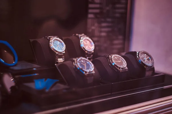 Крупним планом фото вітрини з ексклюзивними чоловічими годинниками в розкішному магазині ювелірних виробів — стокове фото