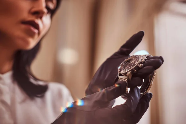 Sprzedawca pokazuje męskie zegarek na rękę z nowej kolekcji w luksusowy sklep jubilerski — Zdjęcie stockowe