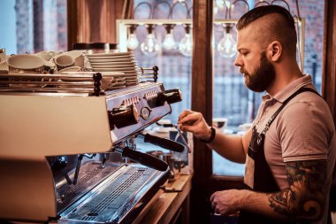 Barista üniformalı bir müşteri kafede kahve yapma