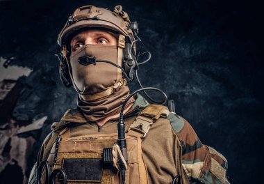 Yakın çekim portre. Özel güvenlik hizmeti yüklenici telsiz ile kamuflaj kask içinde.