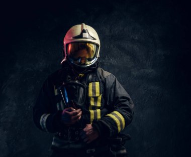 Karanlık bir stüdyoda poz tam itfaiye ekipman erkek portresi