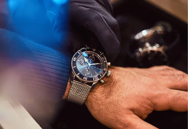 Asistent pomáhá klientovi zkuste na luxusní Pánské hodinky, detail rukou. — Stock fotografie