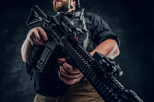 Um rifle de assalto moderno nas mãos de um soldado das Forças Especiais. Close-up e ângulo baixo . — Fotografia de Stock