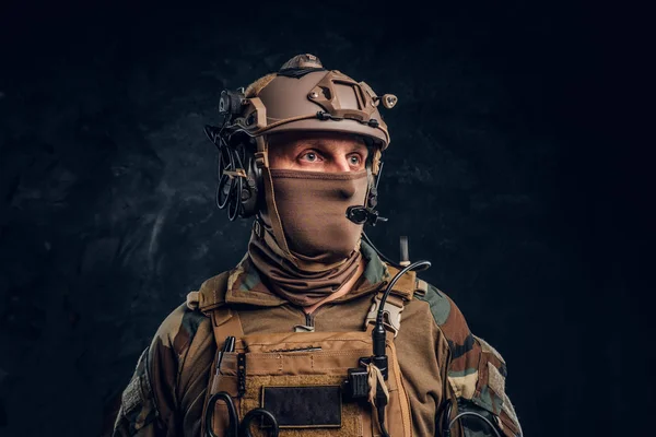 Close-up portret. Particuliere beveiliging dienst aannemer in camouflage helm met walkie-talkie. — Stockfoto