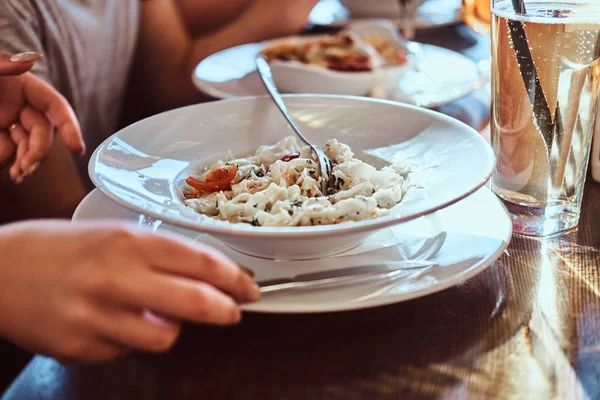 Imagen de cerca de una ensalada en un plato blanco . — Foto de Stock