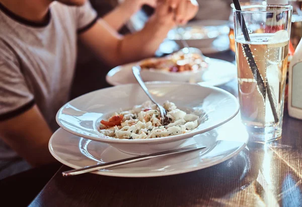 Imagen de cerca de una ensalada en un plato blanco . — Foto de Stock