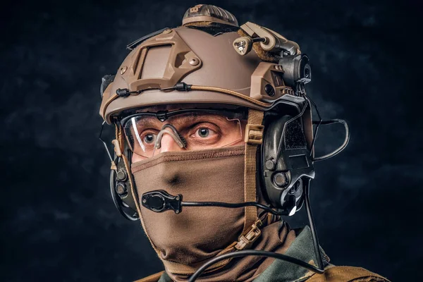 Detail portrétu. Soukromé bezpečnostní služby dodavatel v maskování helmu s vysílačkou. — Stock fotografie