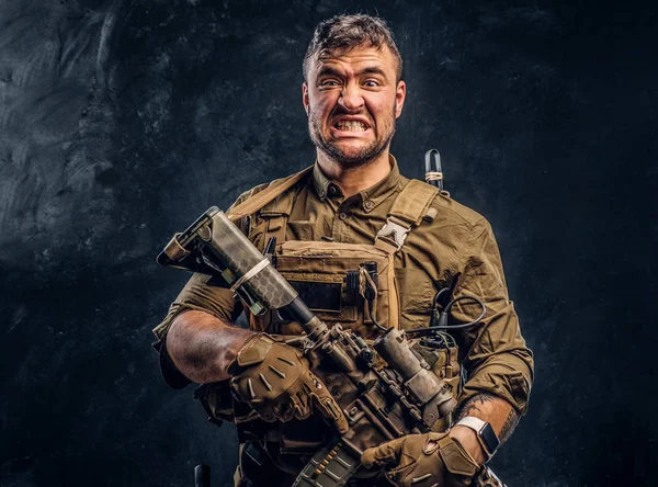 Special forces soldaat dragen kogelvrije vesten holding Aanvalsgeweer. — Stockfoto