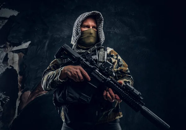 Soldat einer Spezialeinheit in Militäruniform mit Maske und Kapuze und einem Sturmgewehr. — Stockfoto