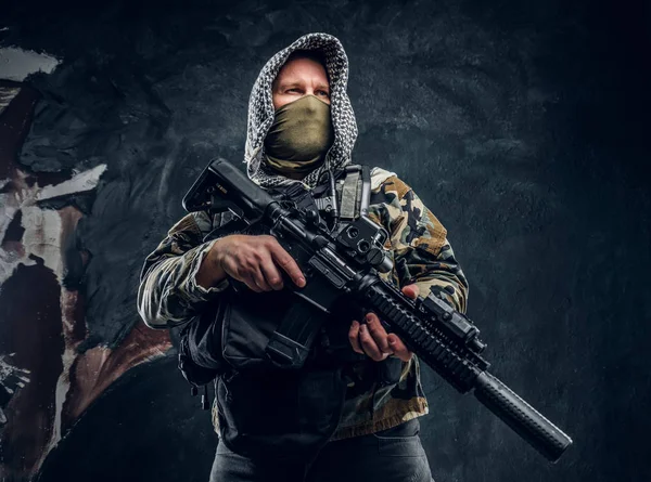 Különleges erők katonája katonai egyenruhát visel maszkot és a gazdaság egy gépkarabély hood. — Stock Fotó