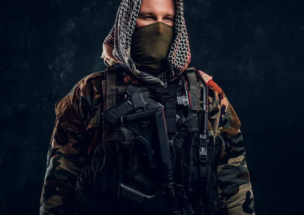 Żołnierz sił specjalnych w wojskowym mundurze noszenie maski i kaptur photo Studio ścianę teksturowane ciemne — Zdjęcie stockowe