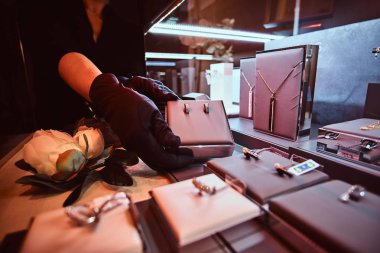 Yardımcısı özel takı bir lüks dükkan gösterir.