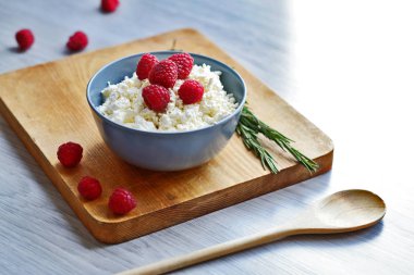 Süzme peynir ile bir kase taze ahududu sağlıklı kahvaltı