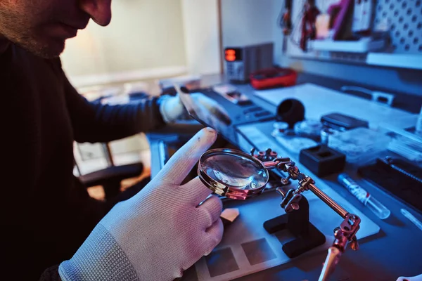 Le technicien répare une tablette cassée dans un atelier de réparation — Photo