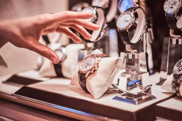 Primer plano de la mano vendedores muestra el exclusivo reloj para hombre de la nueva colección — Foto de Stock