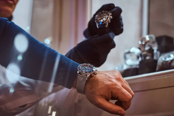 Człowiek wybiera nowy zegarek w luksusowy sklep jubilerski — Zdjęcie stockowe